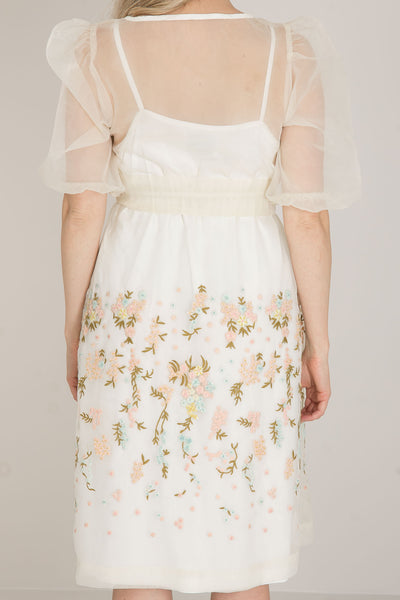 Vit organzaklänning med broderier Pure female