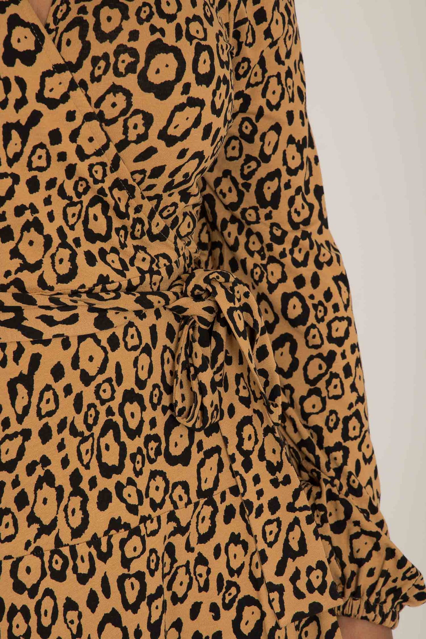 Puff sleeve printed midi wrap jersey dress - Brown Leo - Leopardmönstrad omlottklänning i trikå
