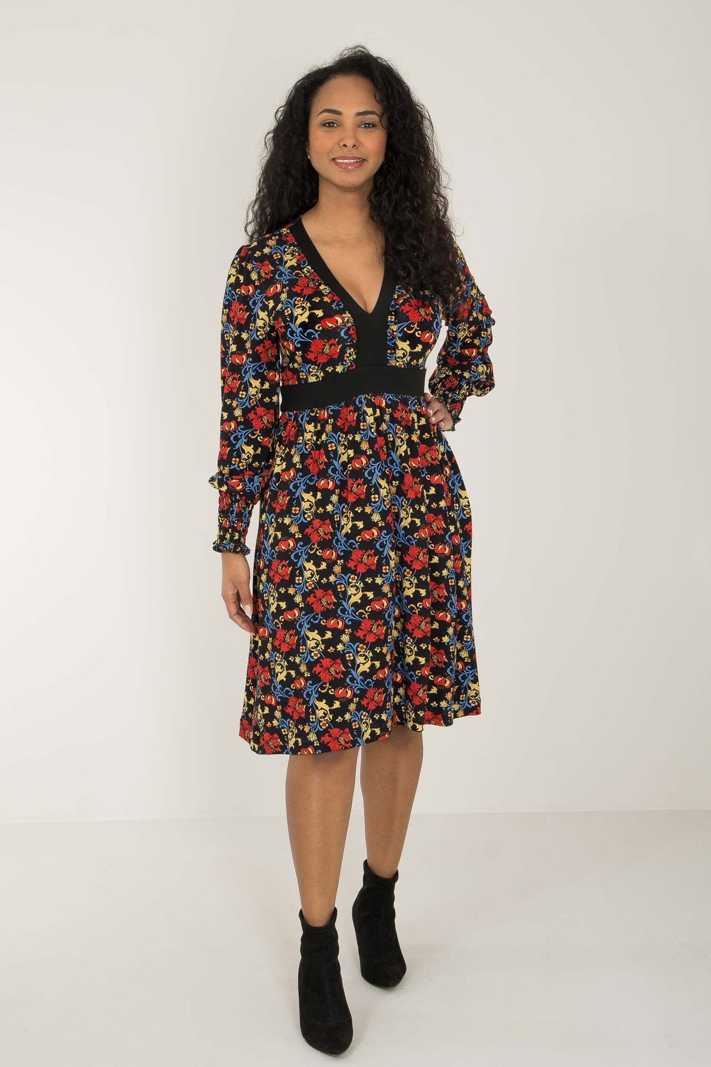 V-neck ruffle printed short jersey dress - Black - Knälång, mönstrad klänning i trikå