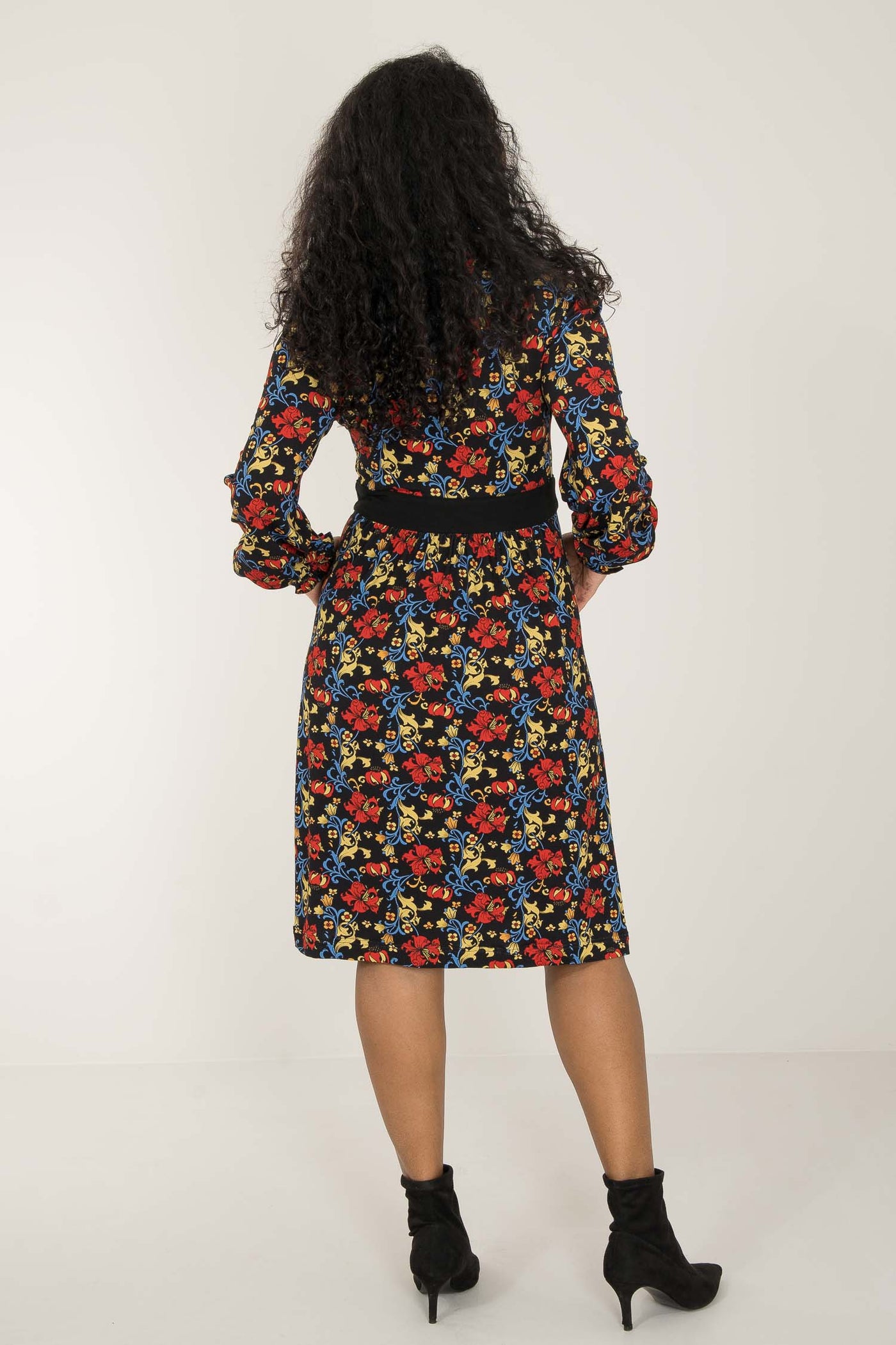 V-neck ruffle printed short jersey dress - Black - Knälång, mönstrad klänning i trikå