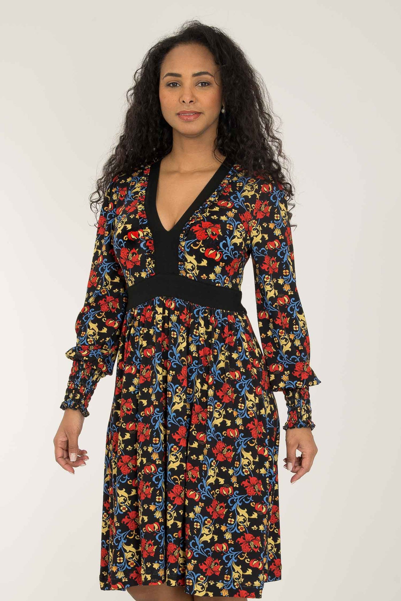 V-neck ruffle printed short jersey dress - Black - Knälång, mönstrad klänning i trikå