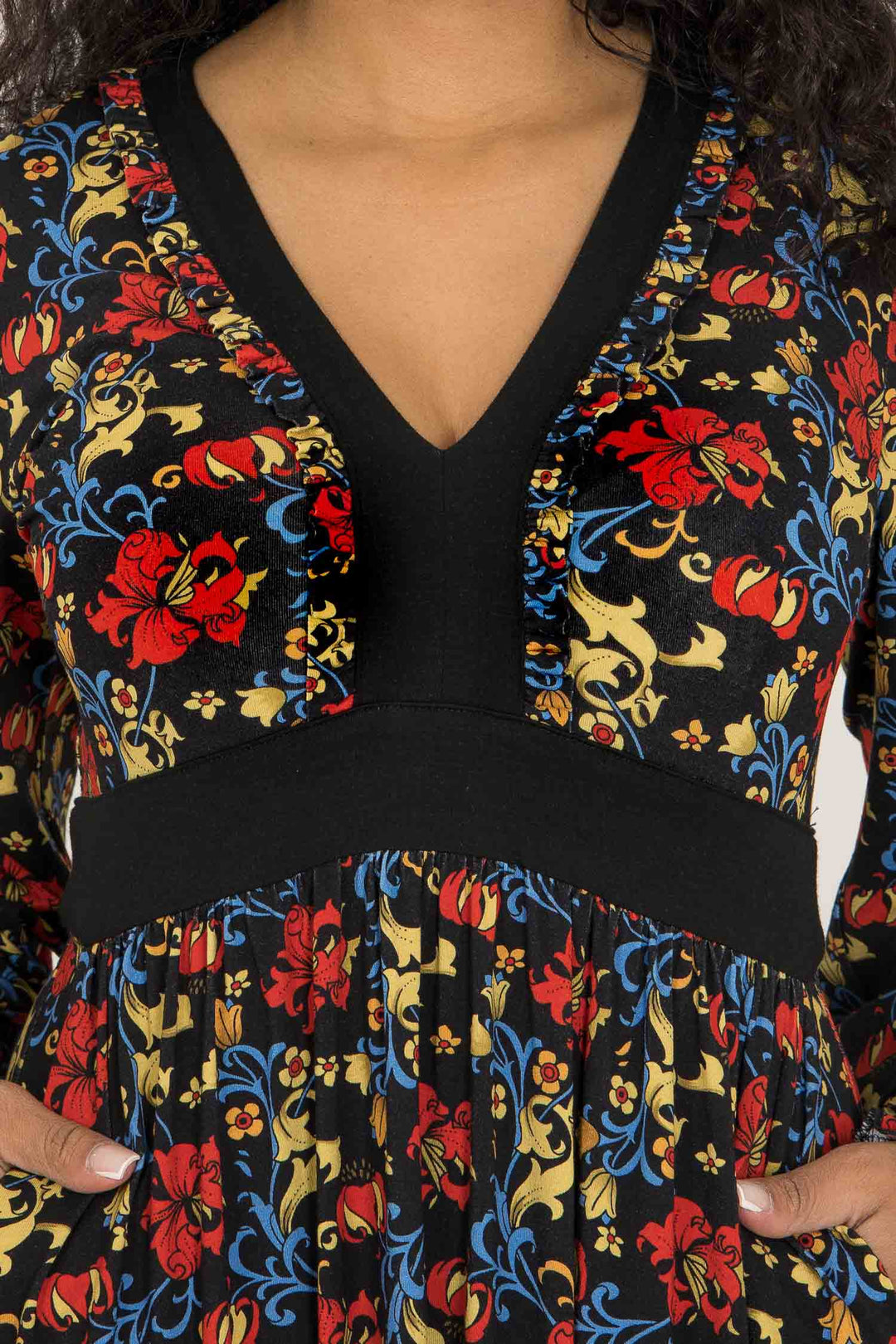 V-neck ruffle printed short jersey dress - Black - Knälång, mönstrad klänning i trikå