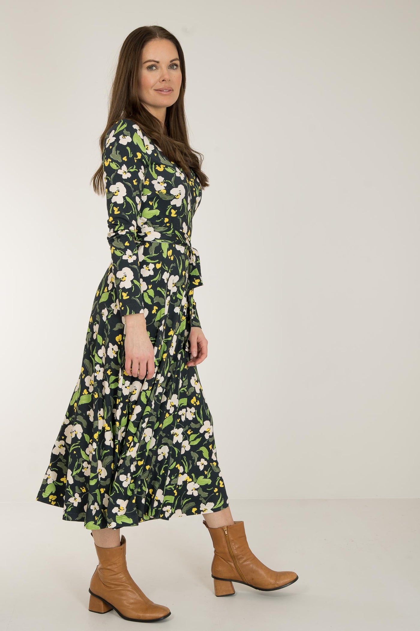 Bestie printed midi wrap jersey dress - Dark blue flower - Vadlång, blommönstrad omlottklänning i trikå