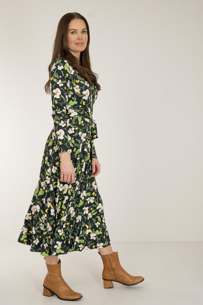 Bestie printed midi wrap jersey dress - Dark blue flower - Vadlång, blommönstrad omlottklänning i trikå
