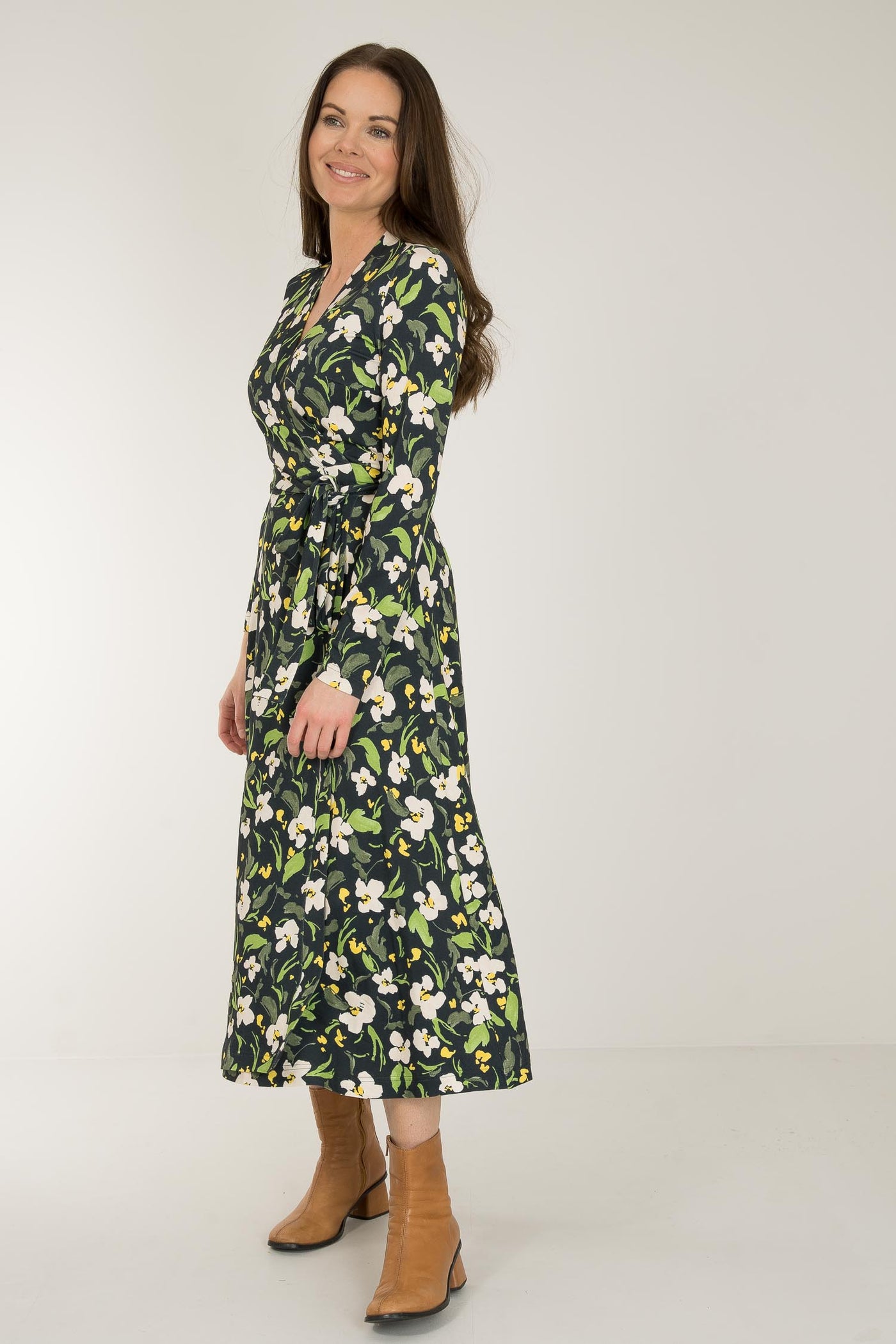 Bestie printed midi wrap jersey dress - Dark blue flower - Vadlång, blommönstrad omlottklänning i trikå