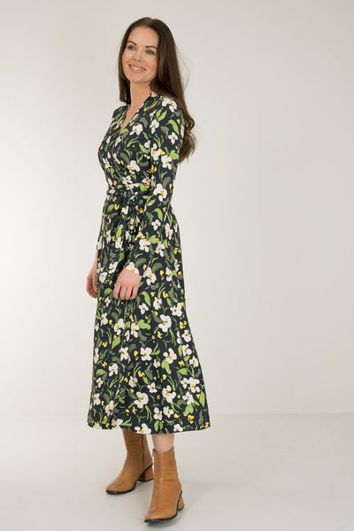 Bestie printed midi wrap jersey dress - Dark blue flower - Vadlång, blommönstrad omlottklänning i trikå
