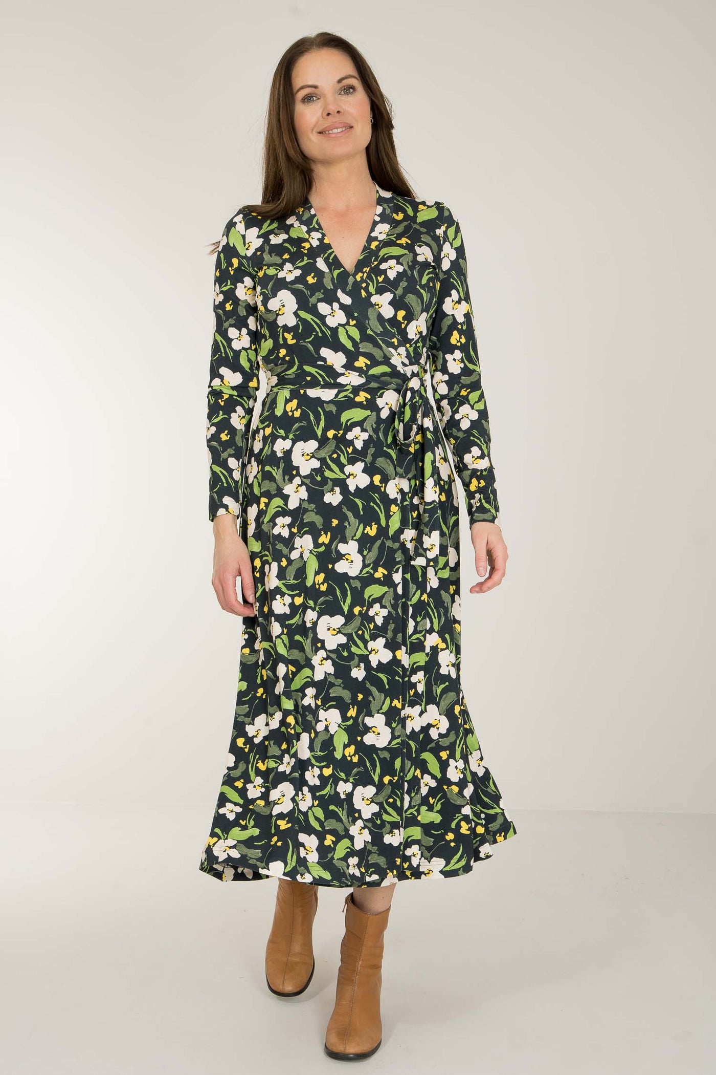 Bestie printed midi wrap jersey dress - Dark blue flower - Vadlång, blommönstrad omlottklänning i trikå