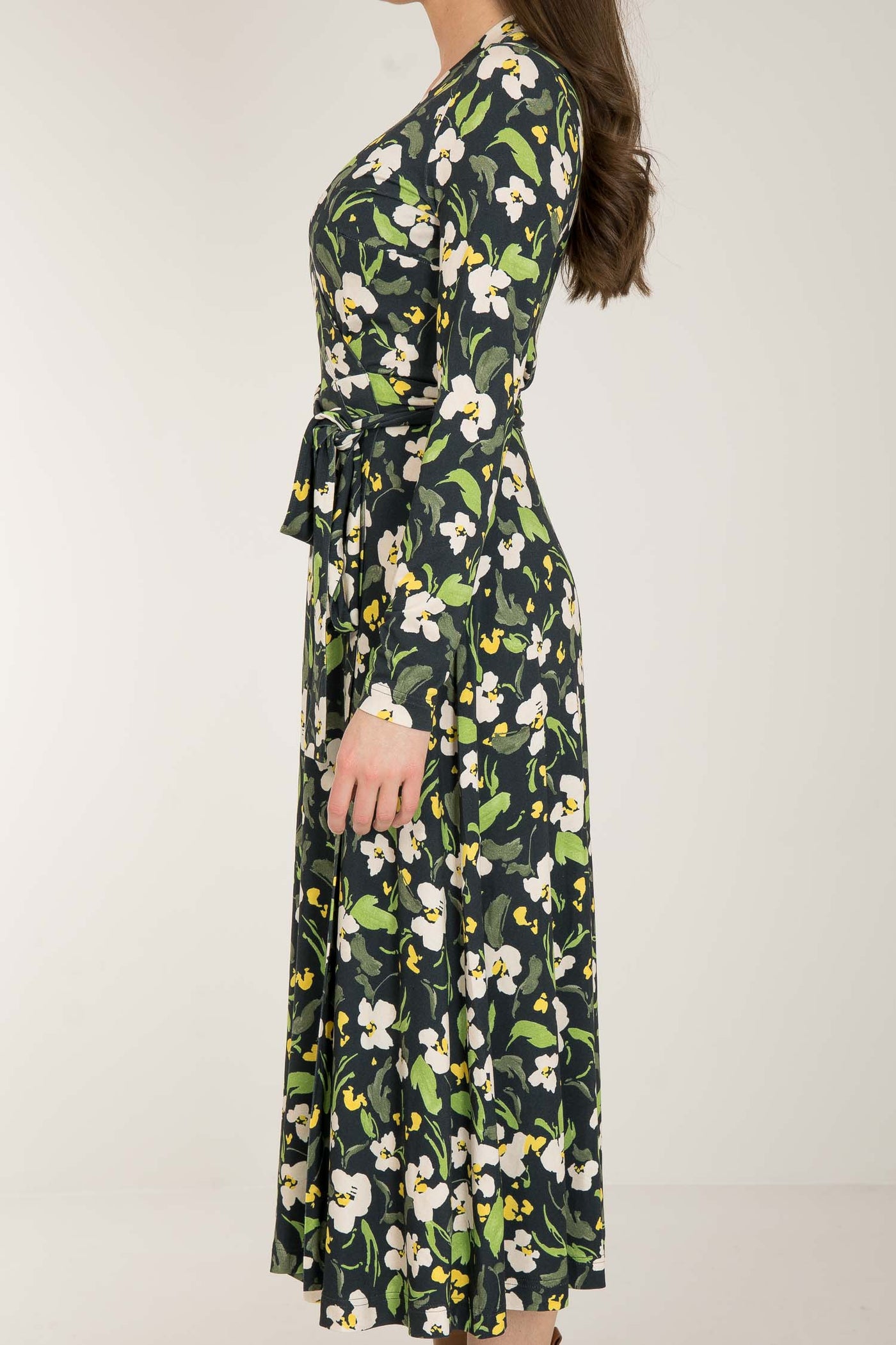 Bestie printed midi wrap jersey dress - Dark blue flower - Vadlång, blommönstrad omlottklänning i trikå