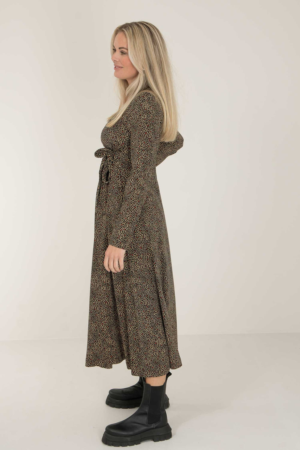 Loose fit printed midi wrap jersey dress - Black - Vadlång, mönstrad omlottklänning i trikå
