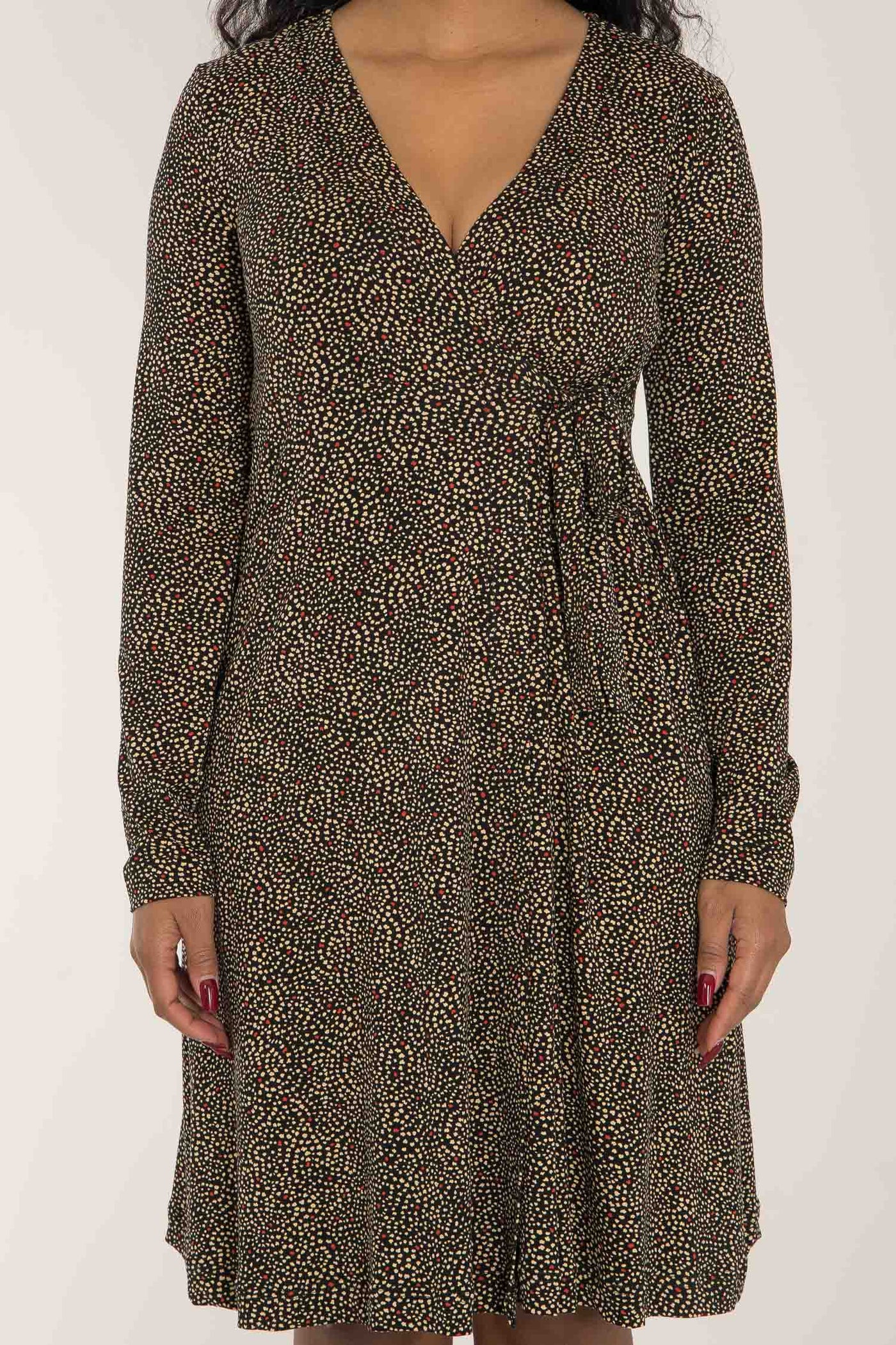 Loose fit printed short wrap jersey dress - Black - Knälång, mönstrad omlottklänning i trikå