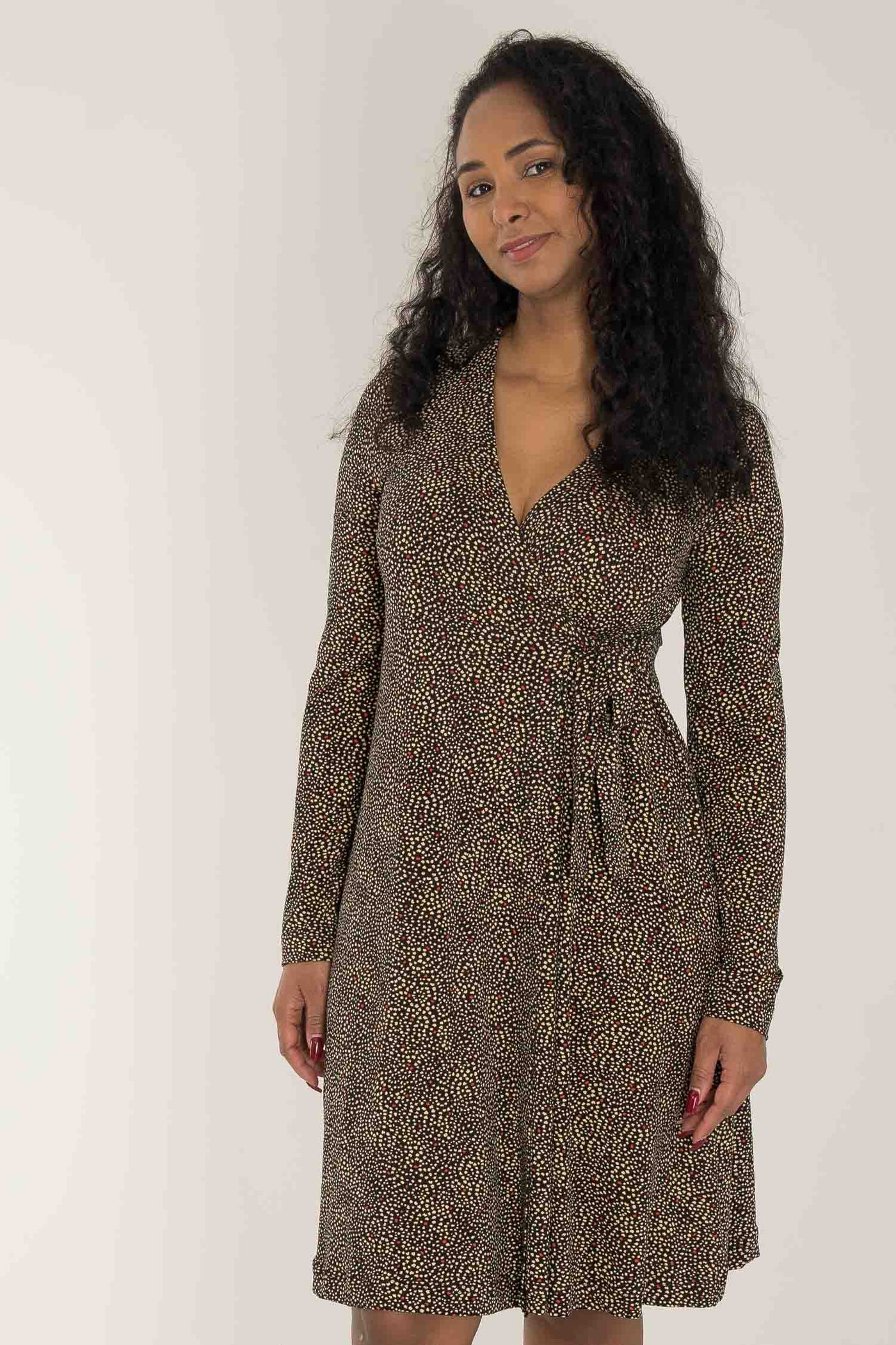 Loose fit printed short wrap jersey dress - Black - Knälång, mönstrad omlottklänning i trikå