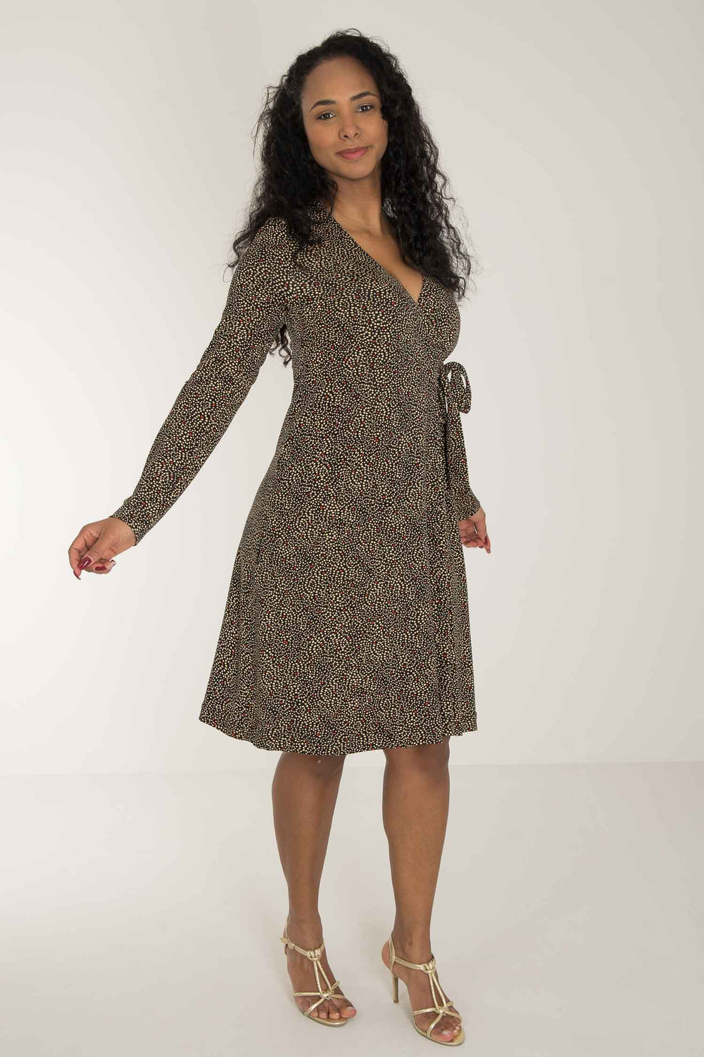 Loose fit printed short wrap jersey dress - Black - Knälång, mönstrad omlottklänning i trikå
