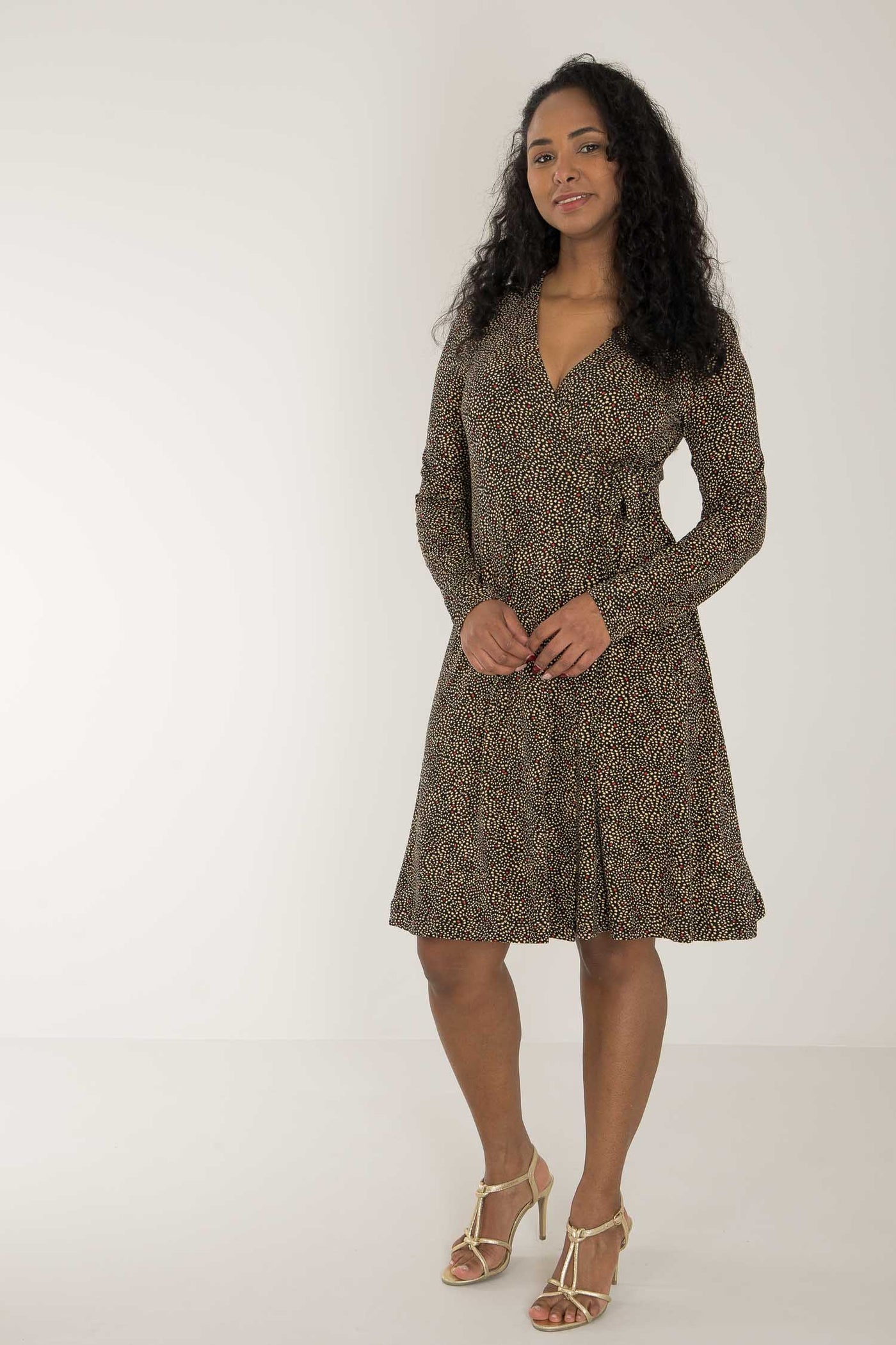 Loose fit printed short wrap jersey dress - Black - Knälång, mönstrad omlottklänning i trikå