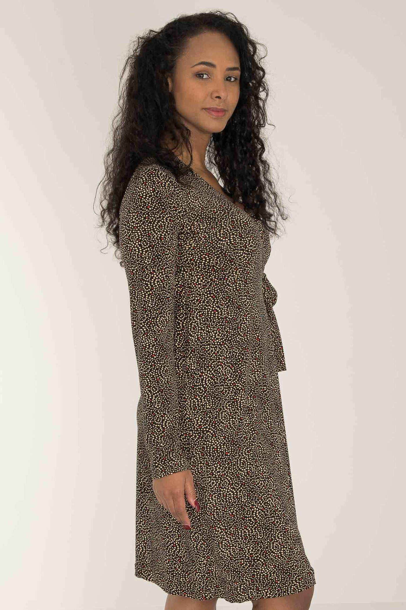 Loose fit printed short wrap jersey dress - Black - Knälång, mönstrad omlottklänning i trikå