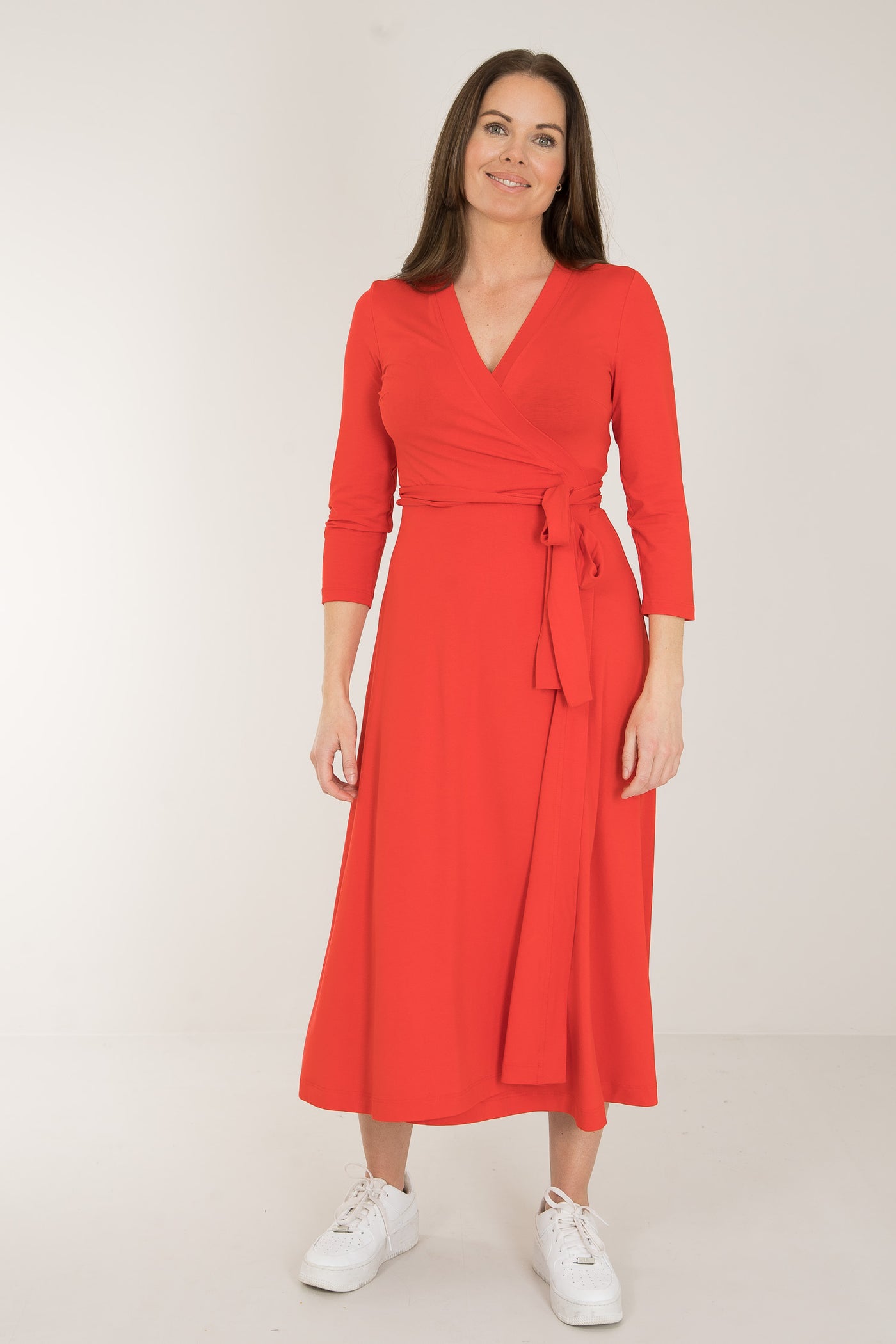 Bestie midi wrap jersey dress - Bright red - Vadlång, klarröd omlottklänning i trikå