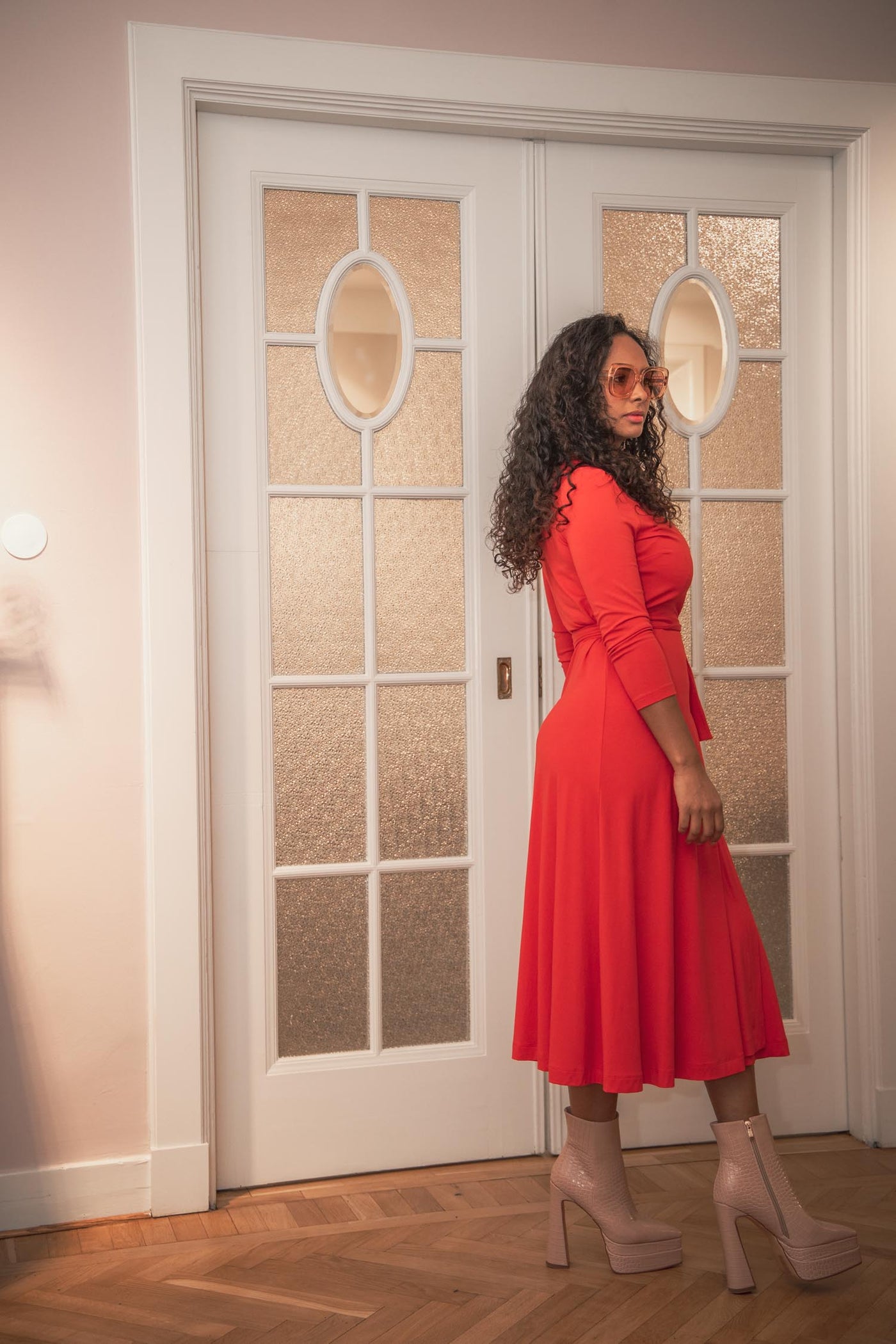 Bestie midi wrap jersey dress - Bright red - Vadlång, klarröd omlottklänning i trikå