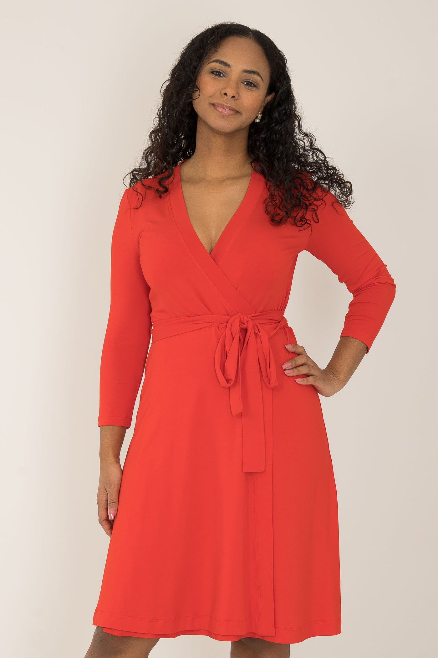Bestie short wrap jersey dress - Bright red - Knälång, klarröd, omlottklänning i trikå