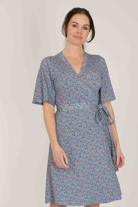 Bestie bell sleeve short wrap jersey dress - Blue - Blommig, knälång omlottklänning i trikå