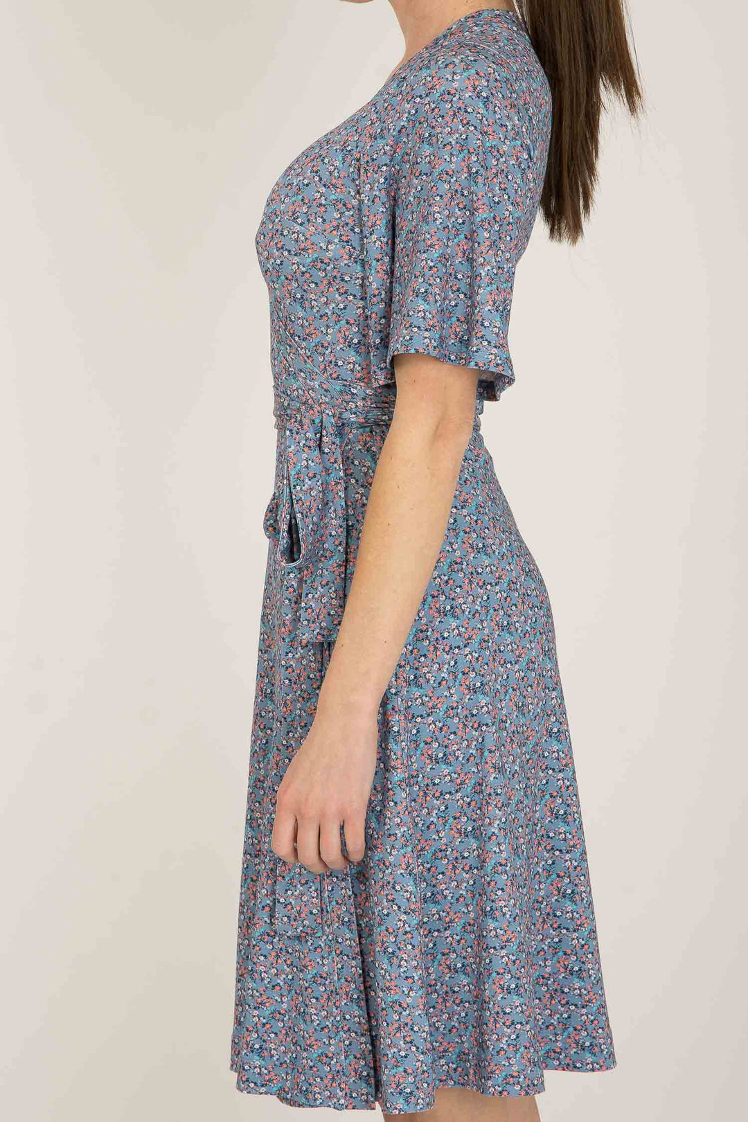 Bestie bell sleeve short wrap jersey dress - Blue - Blommig, knälång omlottklänning i trikå