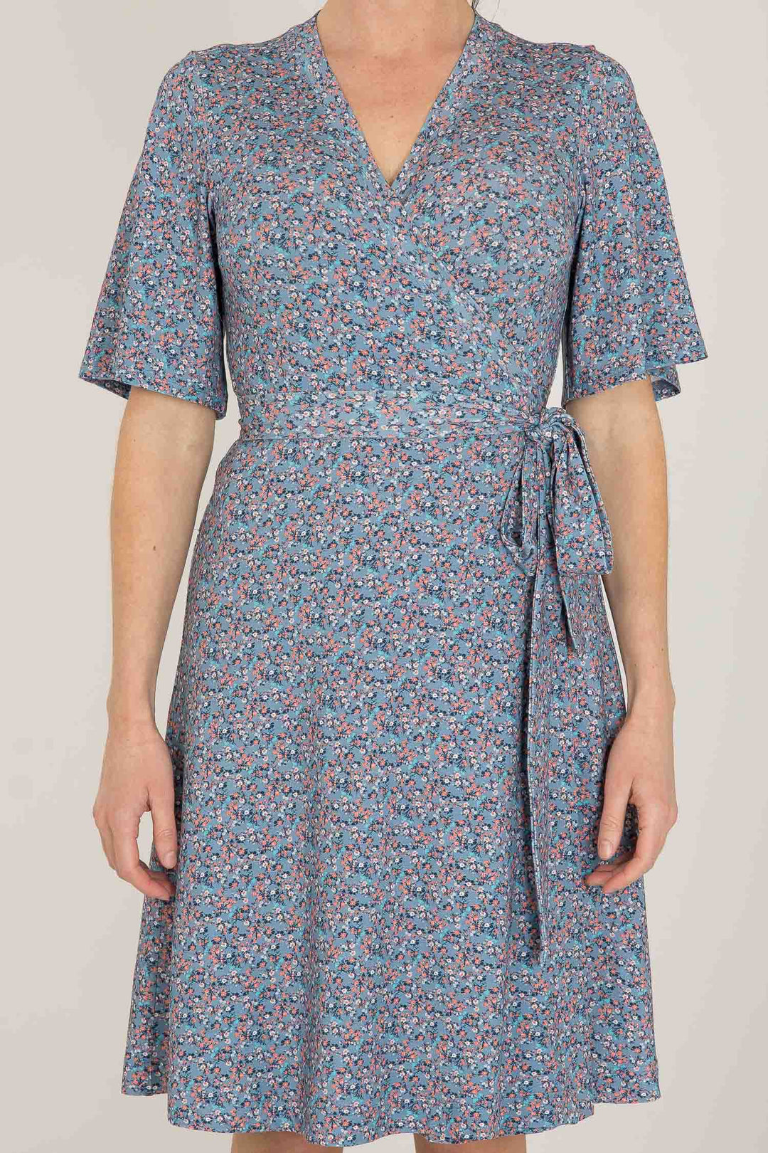 Bestie bell sleeve short wrap jersey dress - Blue - Blommig, knälång omlottklänning i trikå