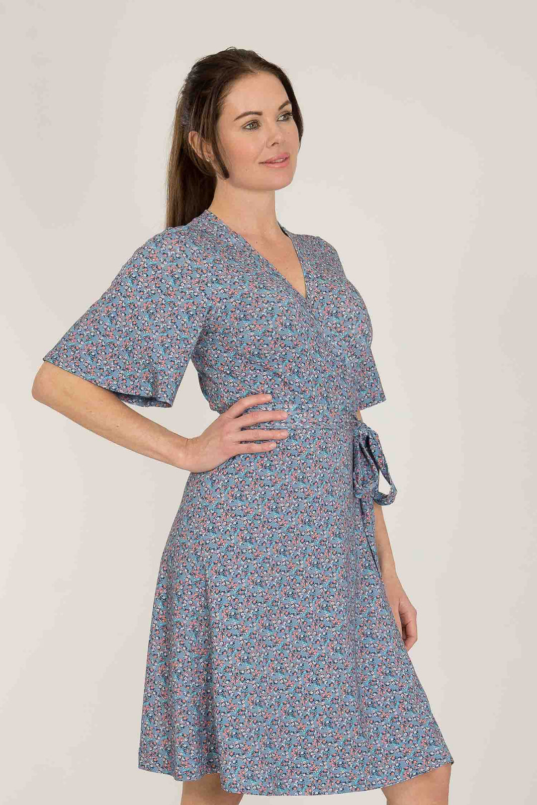 Bestie bell sleeve short wrap jersey dress - Blue - Blommig, knälång omlottklänning i trikå