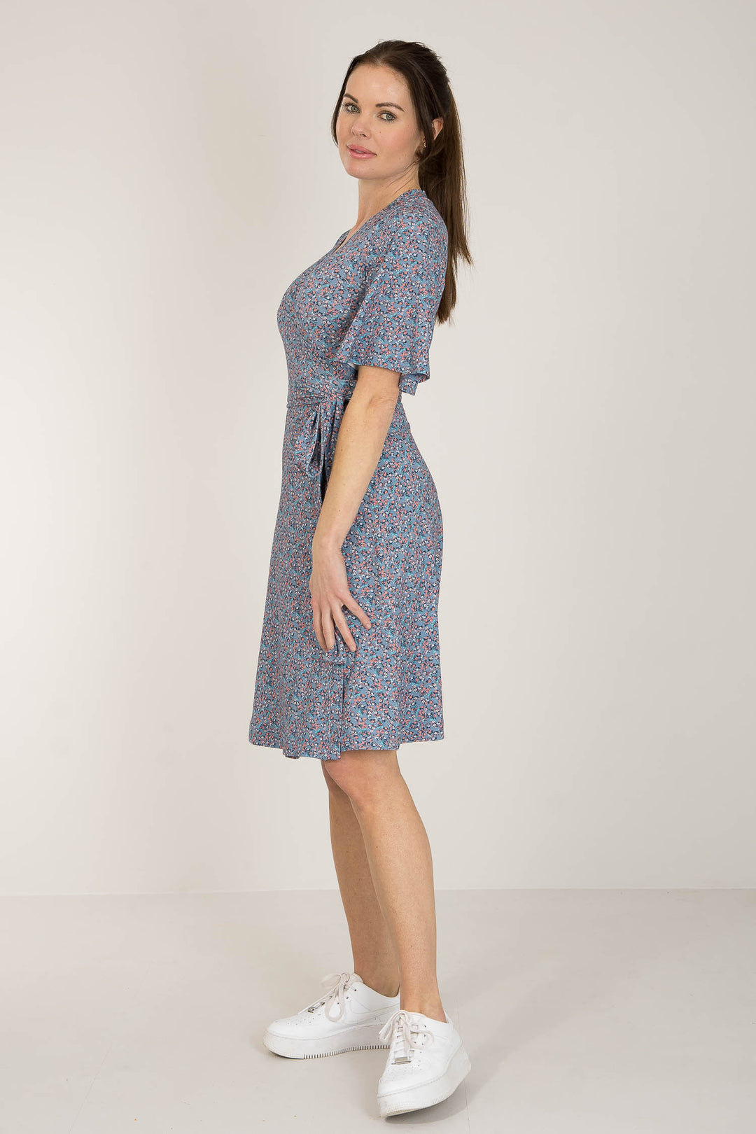 Bestie bell sleeve short wrap jersey dress - Blue - Blommig, knälång omlottklänning i trikå