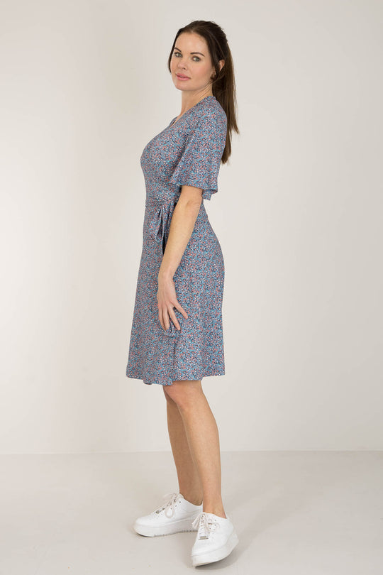 Bestie bell sleeve short wrap jersey dress - Blue - Blommig, knälång omlottklänning i trikå