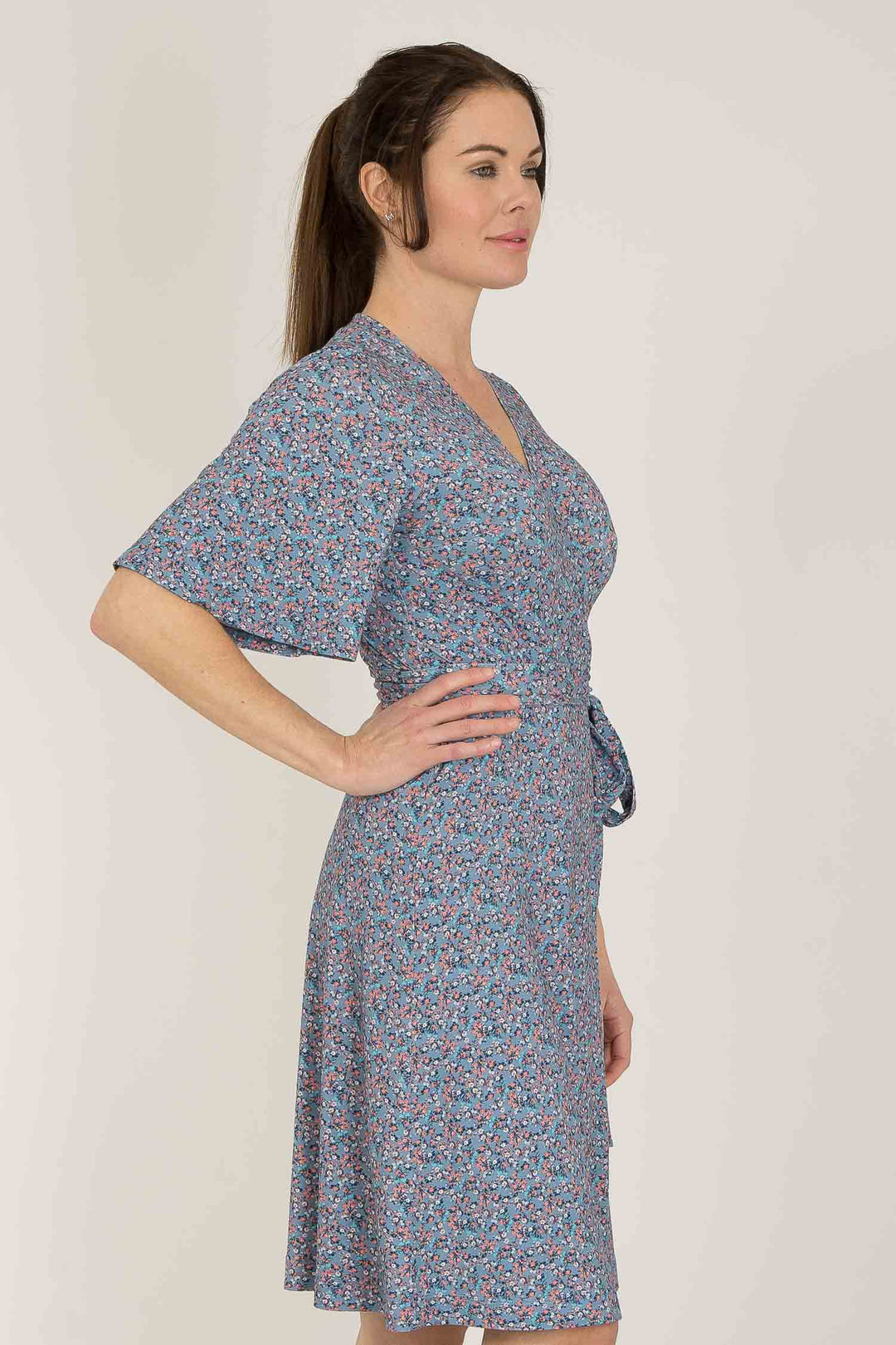 Bestie bell sleeve short wrap jersey dress - Blue - Blommig, knälång omlottklänning i trikå
