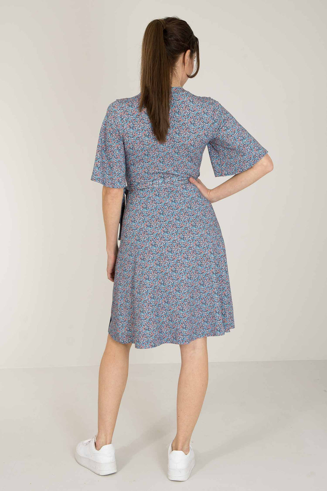 Bestie bell sleeve short wrap jersey dress - Blue - Blommig, knälång omlottklänning i trikå