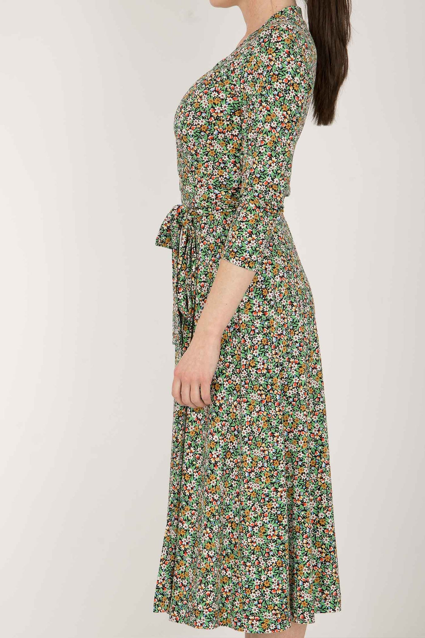 Bestie printed midi wrap jersey dress - Green flower - Vadlång, blommönstrad omlottklänning i trikå