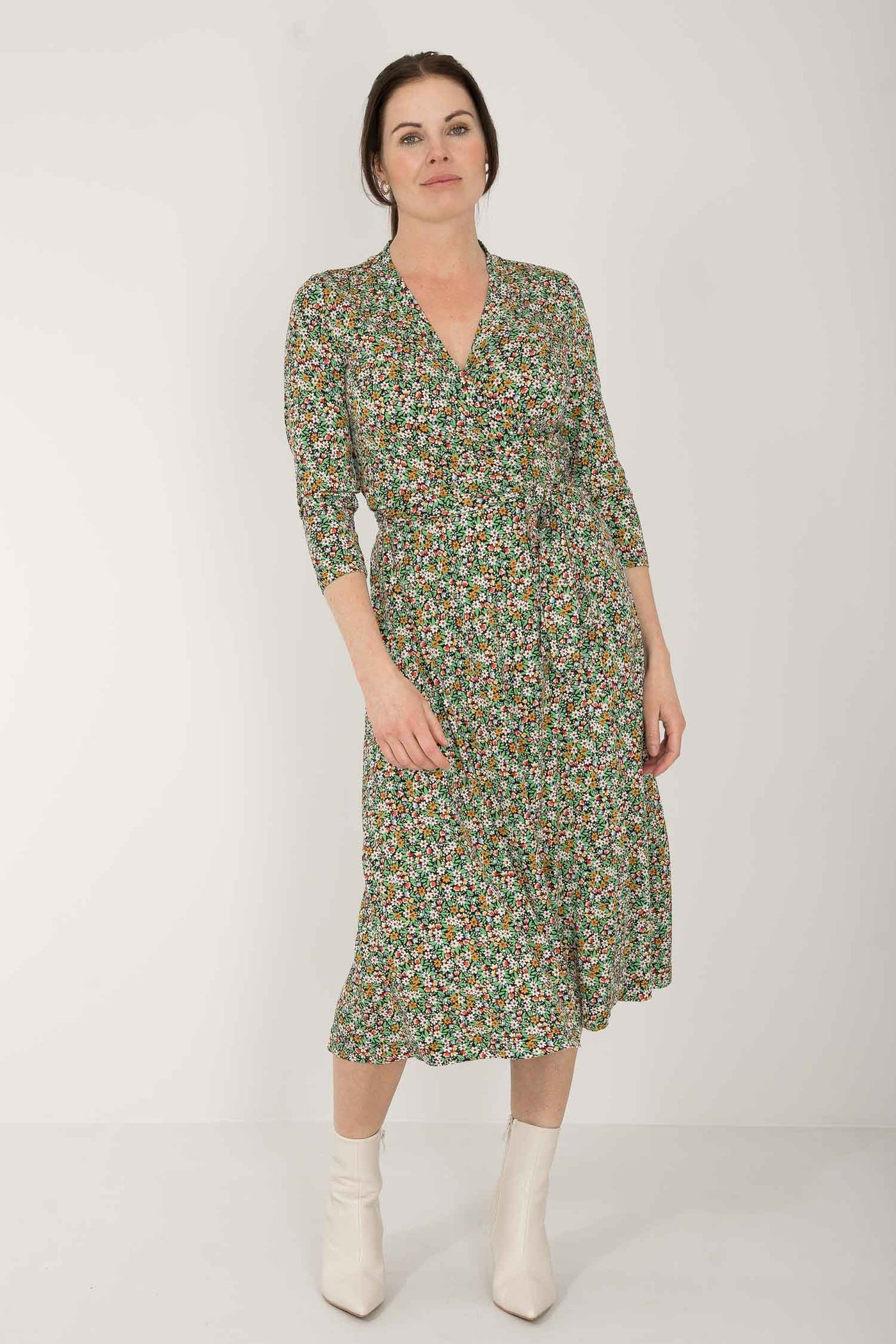 Bestie printed midi wrap jersey dress - Green flower - Vadlång, blommönstrad omlottklänning i trikå