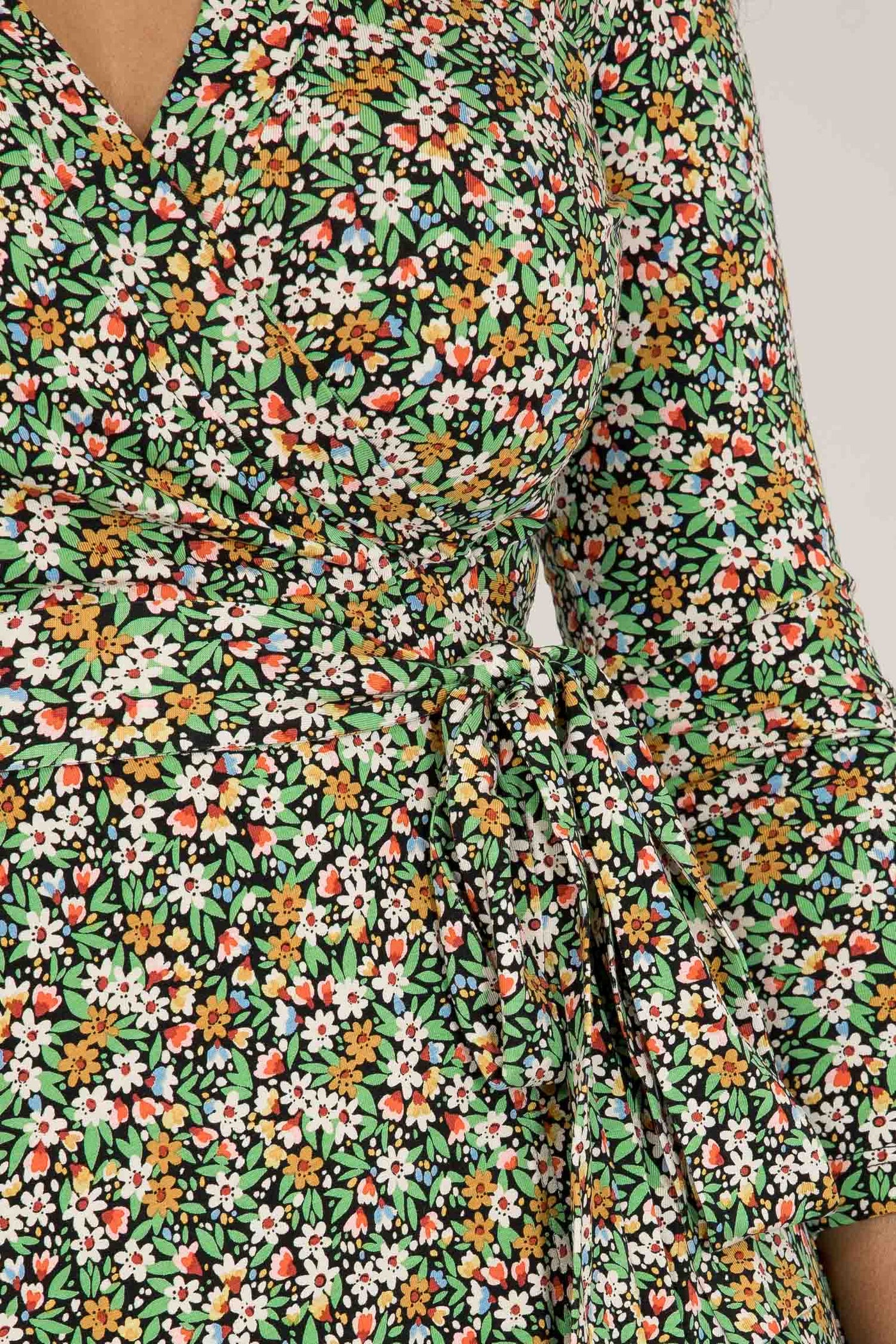 Bestie printed short wrap jersey dress - Green - Knälång, blommönstrad omlottklänning i trikå