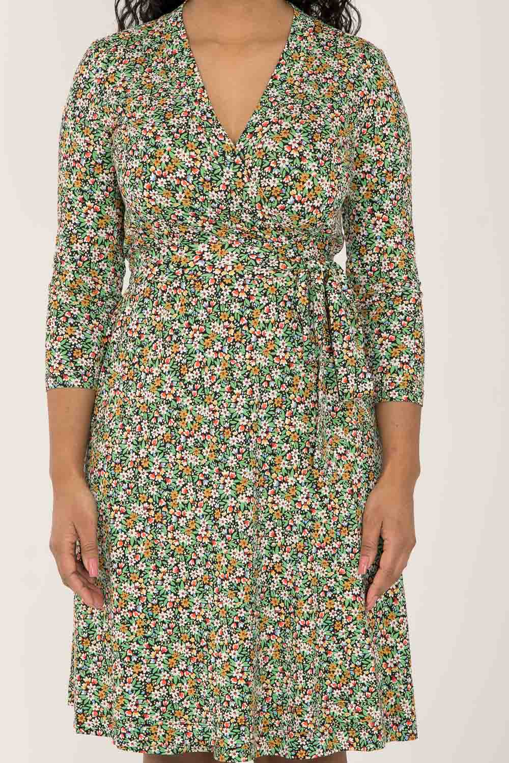 Bestie printed short wrap jersey dress - Green - Knälång, blommönstrad omlottklänning i trikå