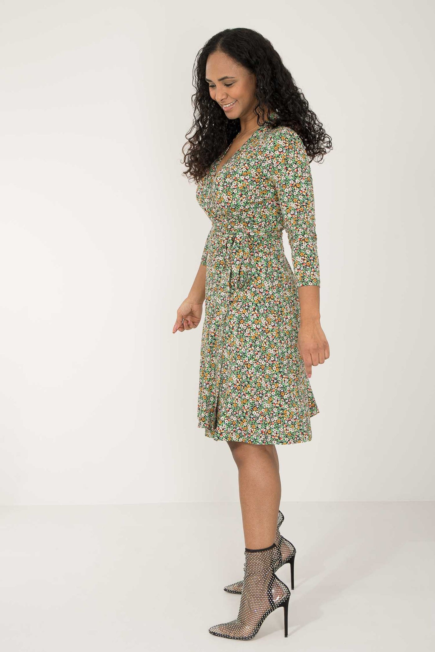 Bestie printed short wrap jersey dress - Green - Knälång, blommönstrad omlottklänning i trikå