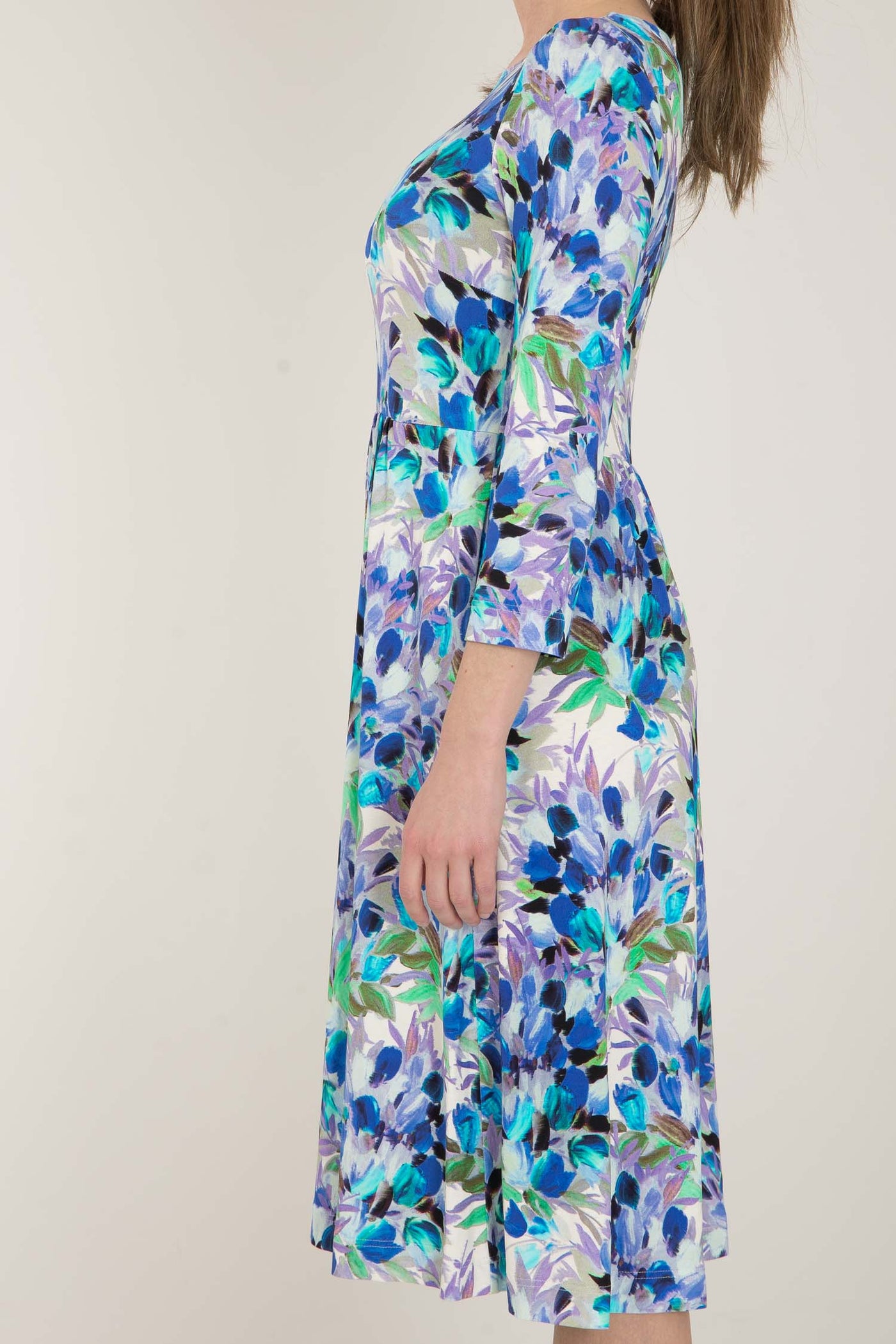 Ideal printed short jersey dress - Blue Bouquet - Knälång, mönstrad klänning i trikå