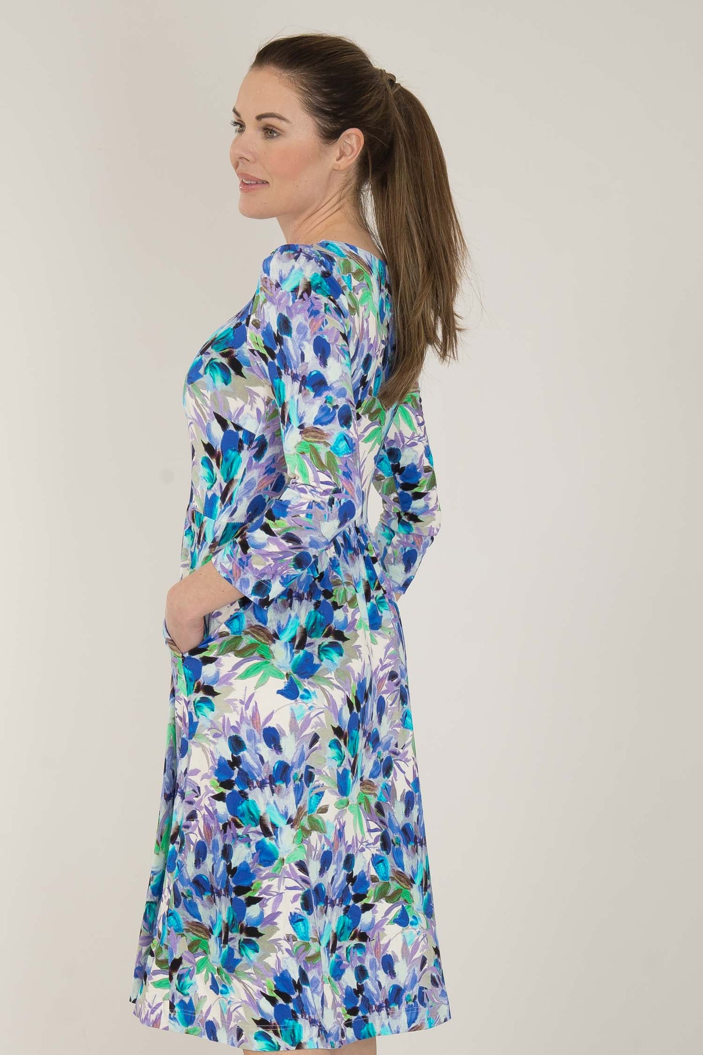 Ideal printed short jersey dress - Blue Bouquet - Knälång, mönstrad klänning i trikå
