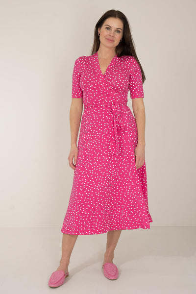 Bestie printed midi wrap jersey dress - Pink dot - Prickig, vadlång omlottklänning i trikå