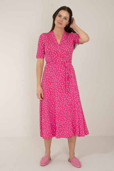 Bestie printed midi wrap jersey dress - Pink dot - Prickig, vadlång omlottklänning i trikå