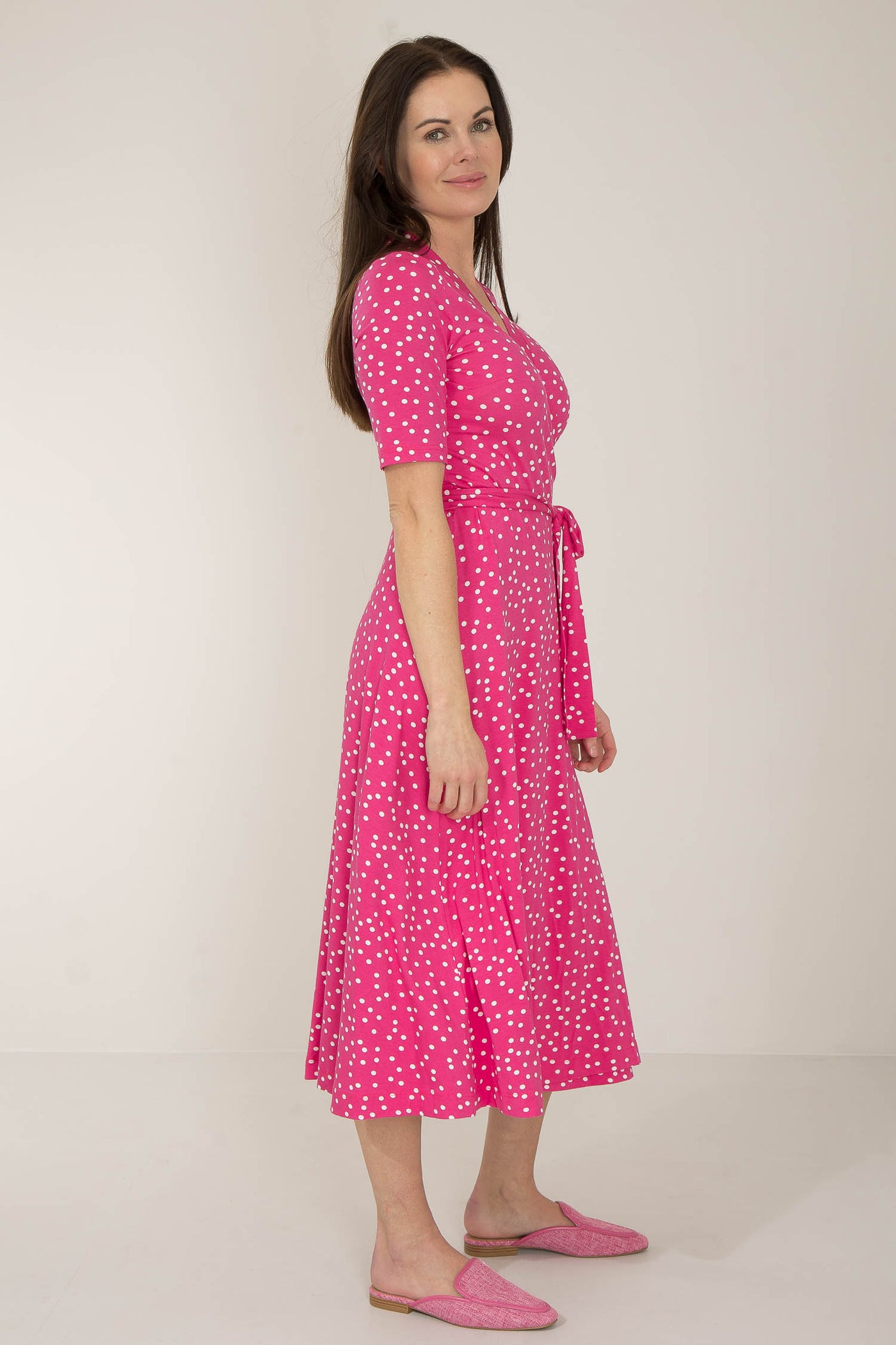 Bestie printed midi wrap jersey dress - Pink dot - Prickig, vadlång omlottklänning i trikå
