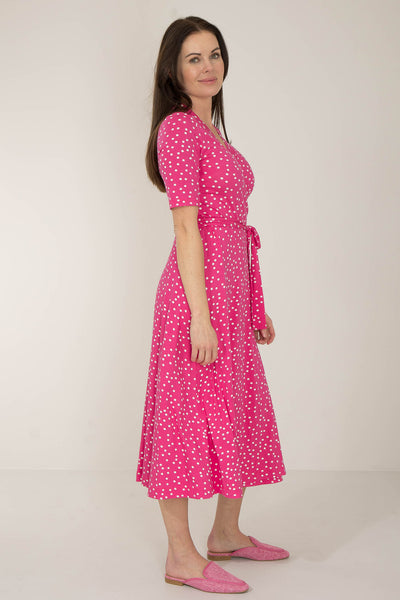 Bestie printed midi wrap jersey dress - Pink dot - Prickig, vadlång omlottklänning i trikå