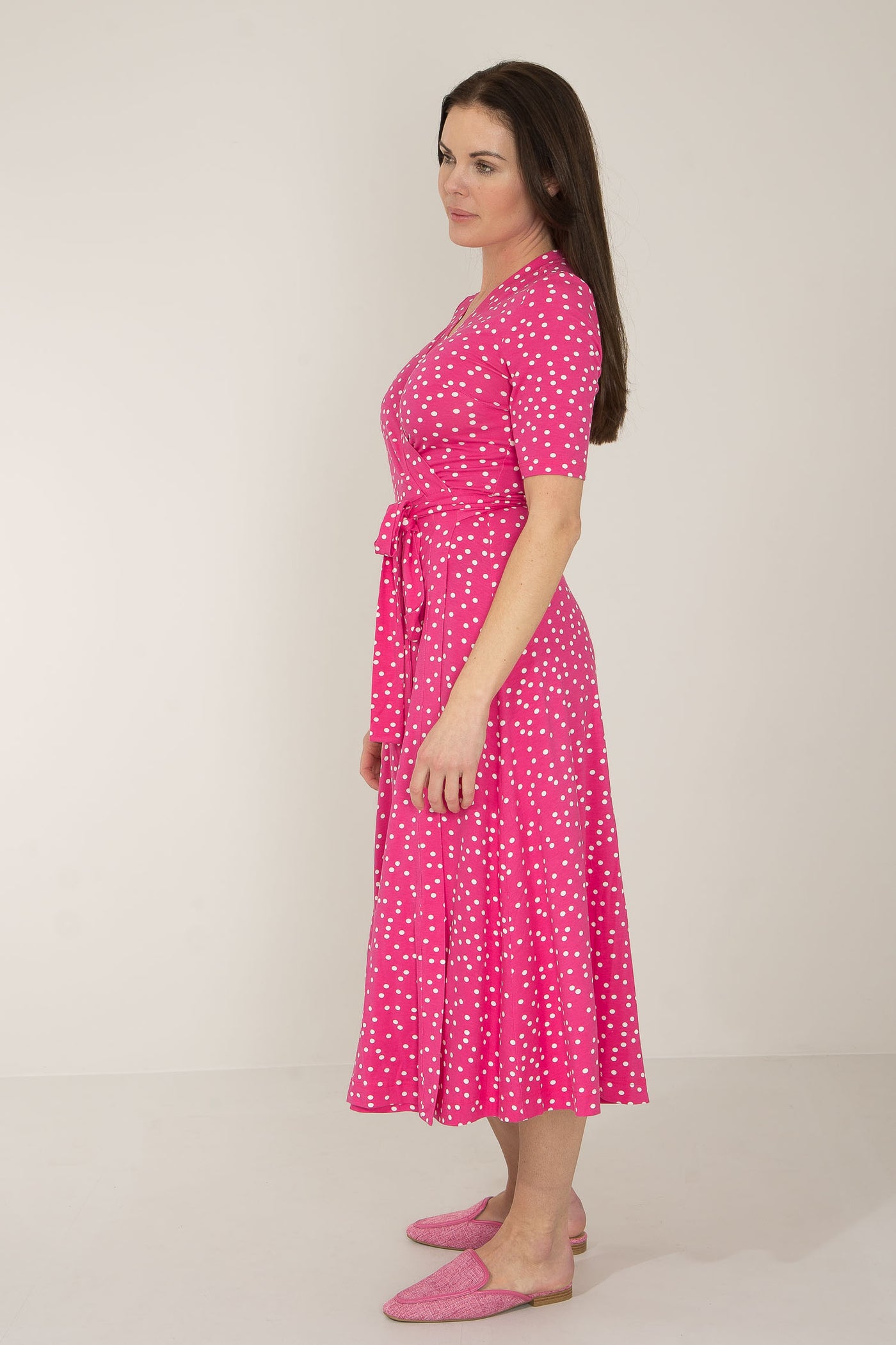 Bestie printed midi wrap jersey dress - Pink dot - Prickig, vadlång omlottklänning i trikå