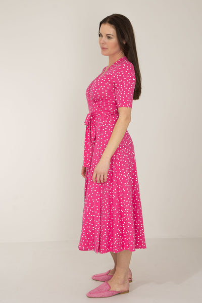 Bestie printed midi wrap jersey dress - Pink dot - Prickig, vadlång omlottklänning i trikå