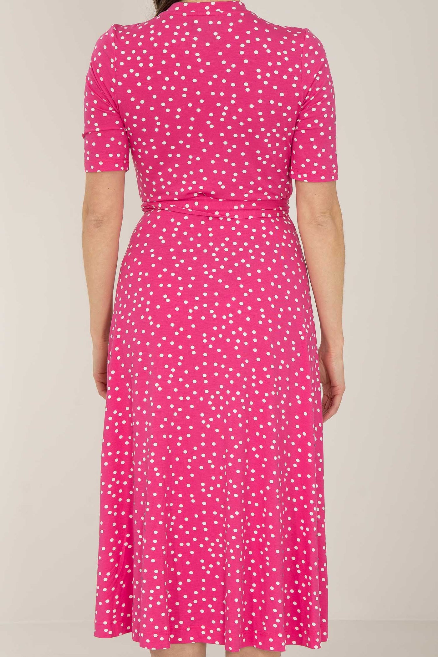 Bestie printed midi wrap jersey dress - Pink dot - Prickig, vadlång omlottklänning i trikå