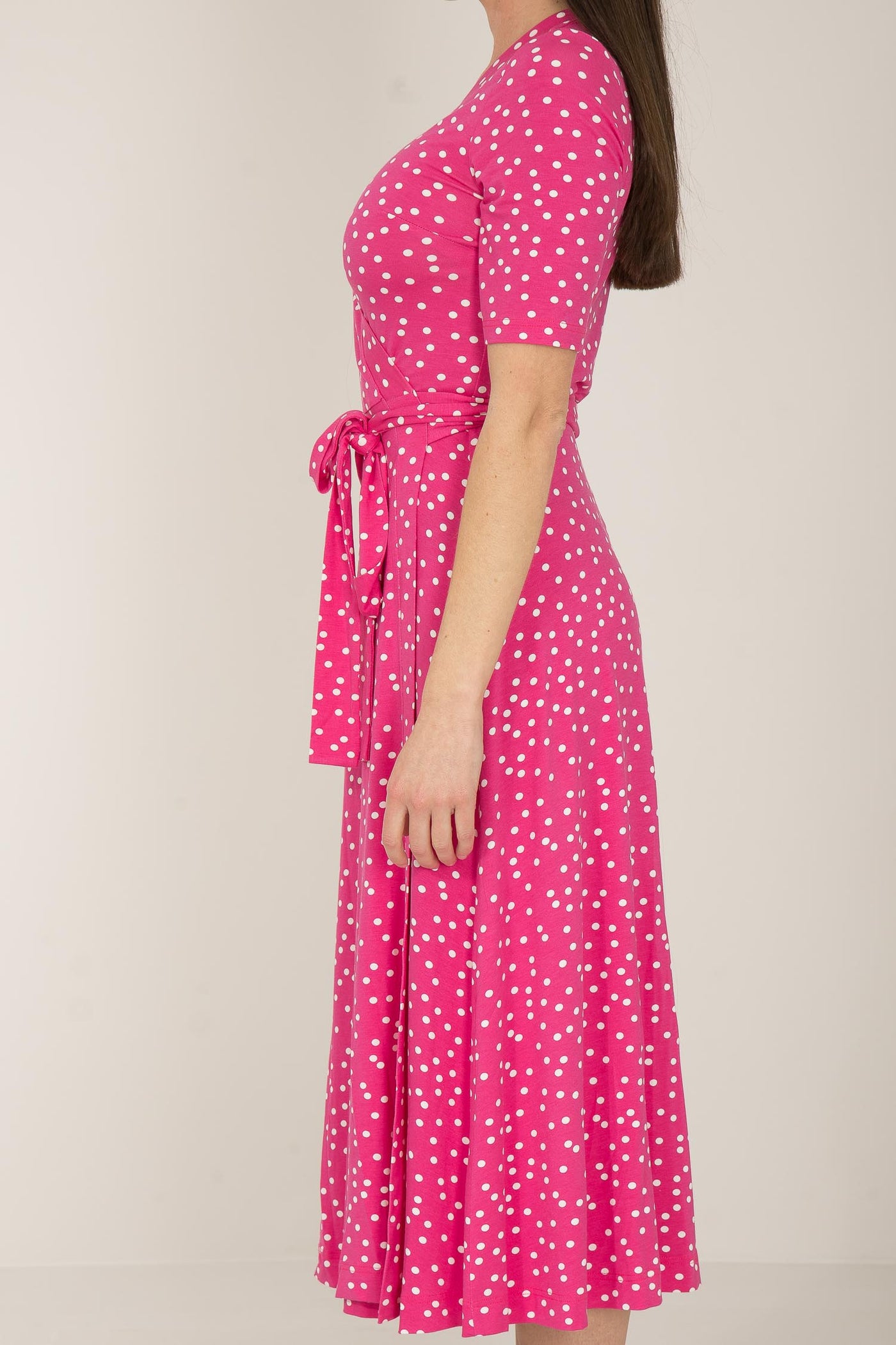 Bestie printed midi wrap jersey dress - Pink dot - Prickig, vadlång omlottklänning i trikå