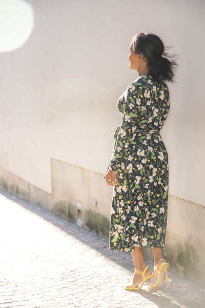 Bestie printed midi wrap jersey dress - Dark blue flower - Vadlång, blommönstrad omlottklänning i trikå
