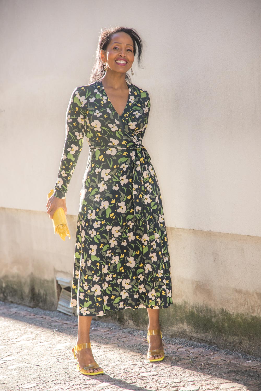 Bestie printed midi wrap jersey dress - Dark blue flower - Vadlång, blommönstrad omlottklänning i trikå