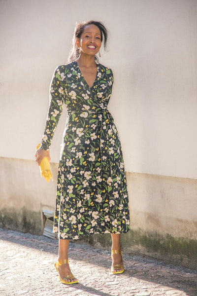 Bestie printed midi wrap jersey dress - Dark blue flower - Vadlång, blommönstrad omlottklänning i trikå