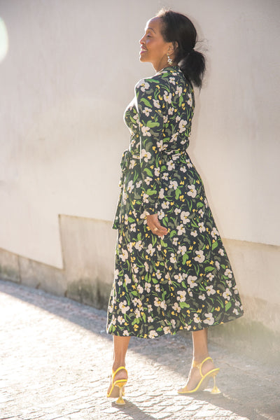Bestie printed midi wrap jersey dress - Dark blue flower - Vadlång, blommönstrad omlottklänning i trikå