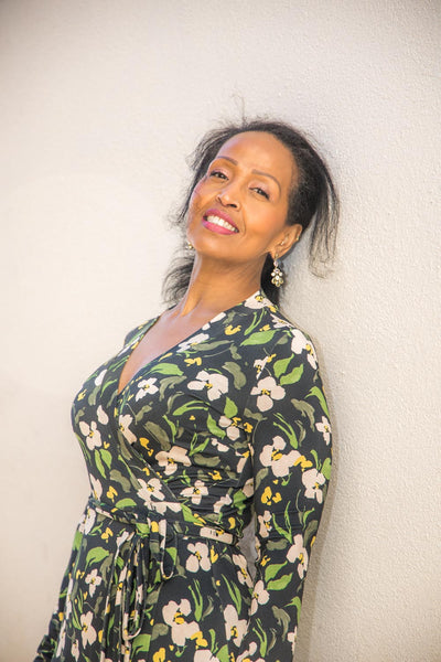 Bestie printed midi wrap jersey dress - Dark blue flower - Vadlång, blommönstrad omlottklänning i trikå