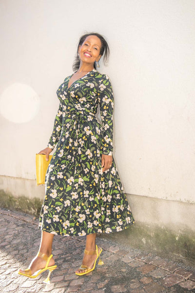 Bestie printed midi wrap jersey dress - Dark blue flower - Vadlång, blommönstrad omlottklänning i trikå